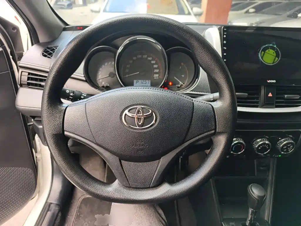 Toyota Yaris L — фото 11