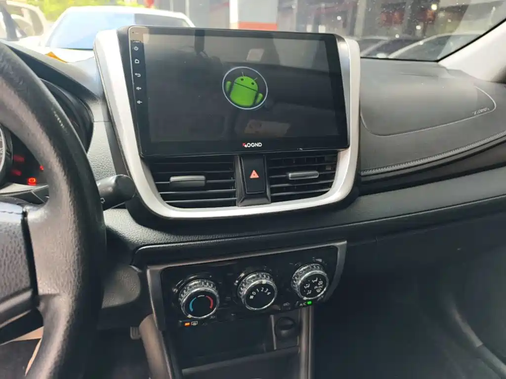 Toyota Yaris L — фото 13