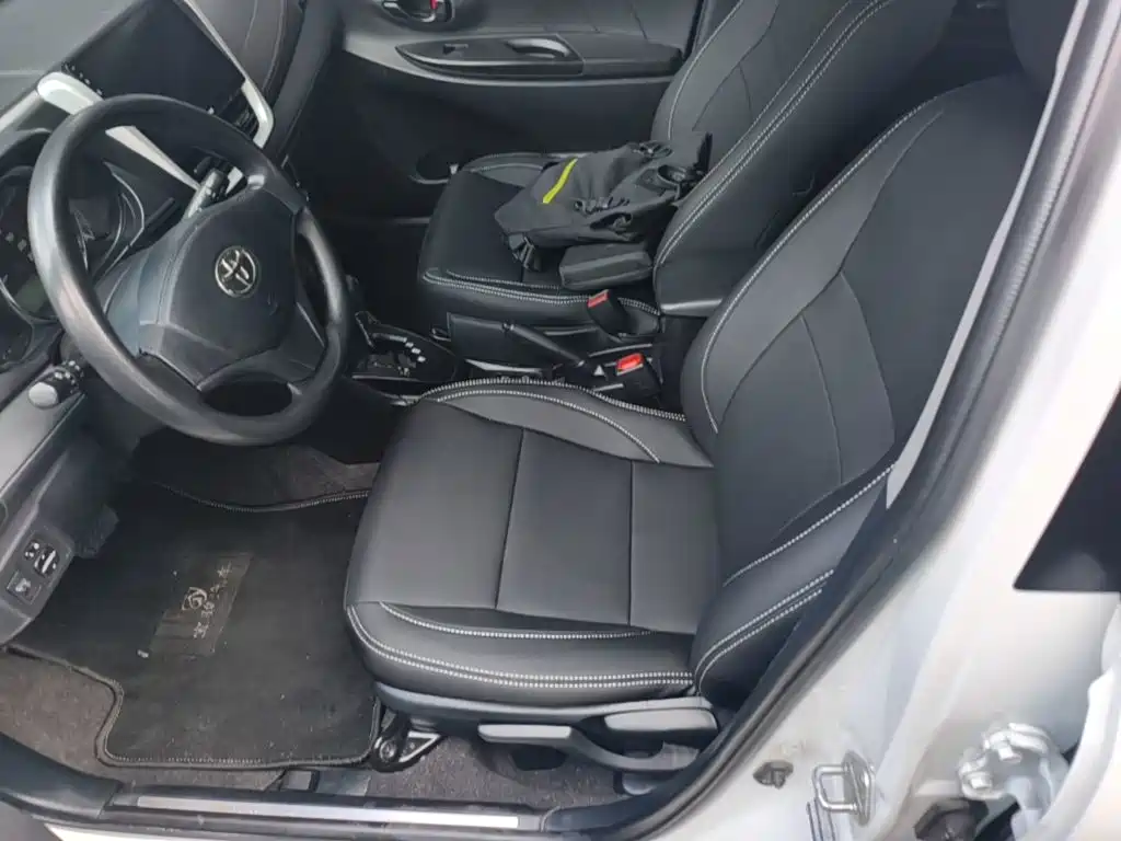 Toyota Yaris L — фото 15