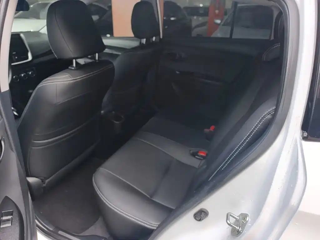 Toyota Yaris L — фото 17