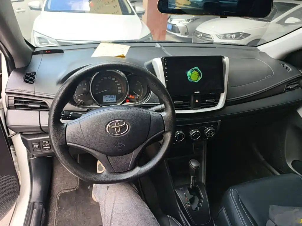 Toyota Yaris L — фото 10