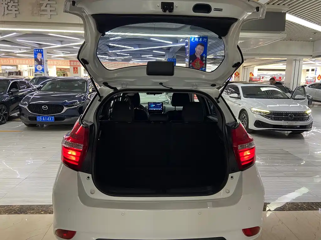 Toyota Yaris L — фото 11