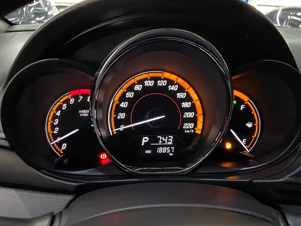 Toyota Yaris L — фото 17