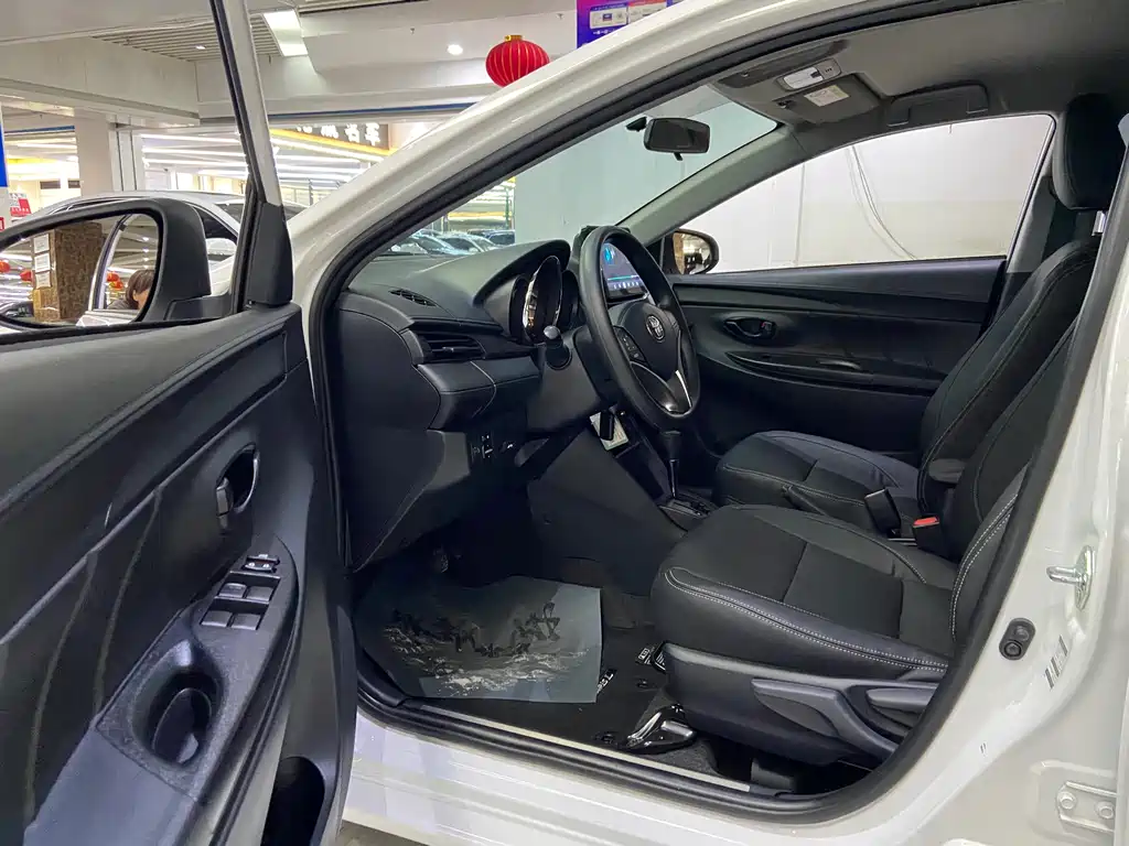 Toyota Yaris L — фото 7