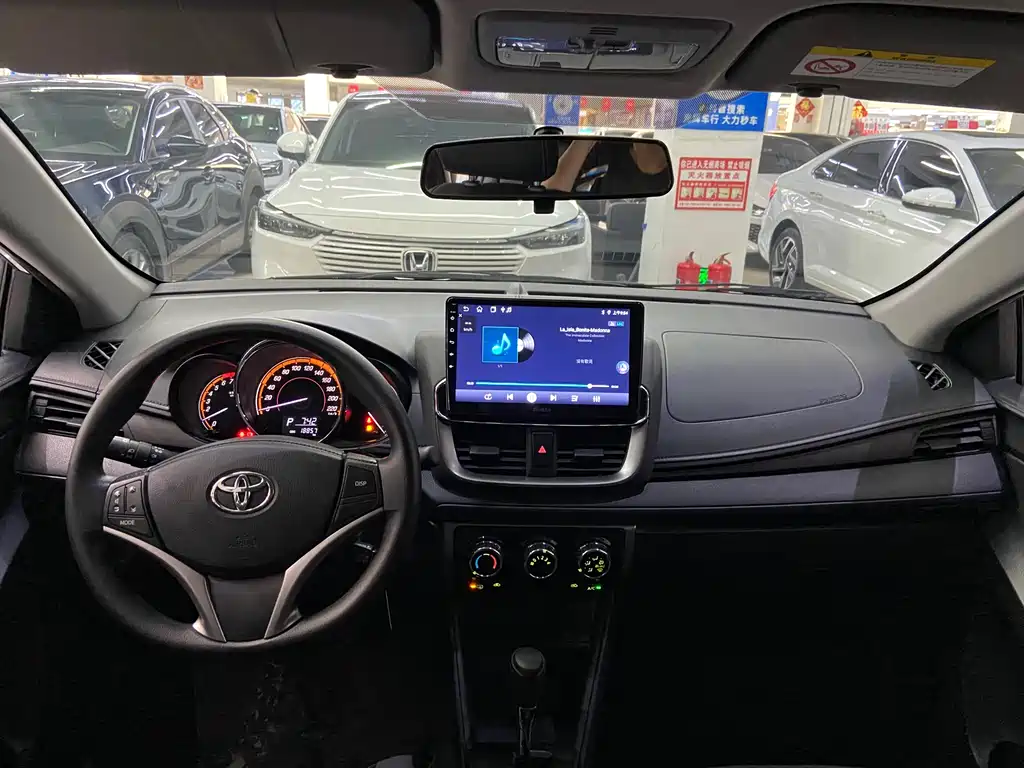 Toyota Yaris L — фото 9