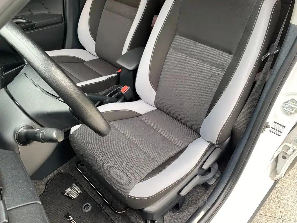 Toyota Yaris L — фото 13