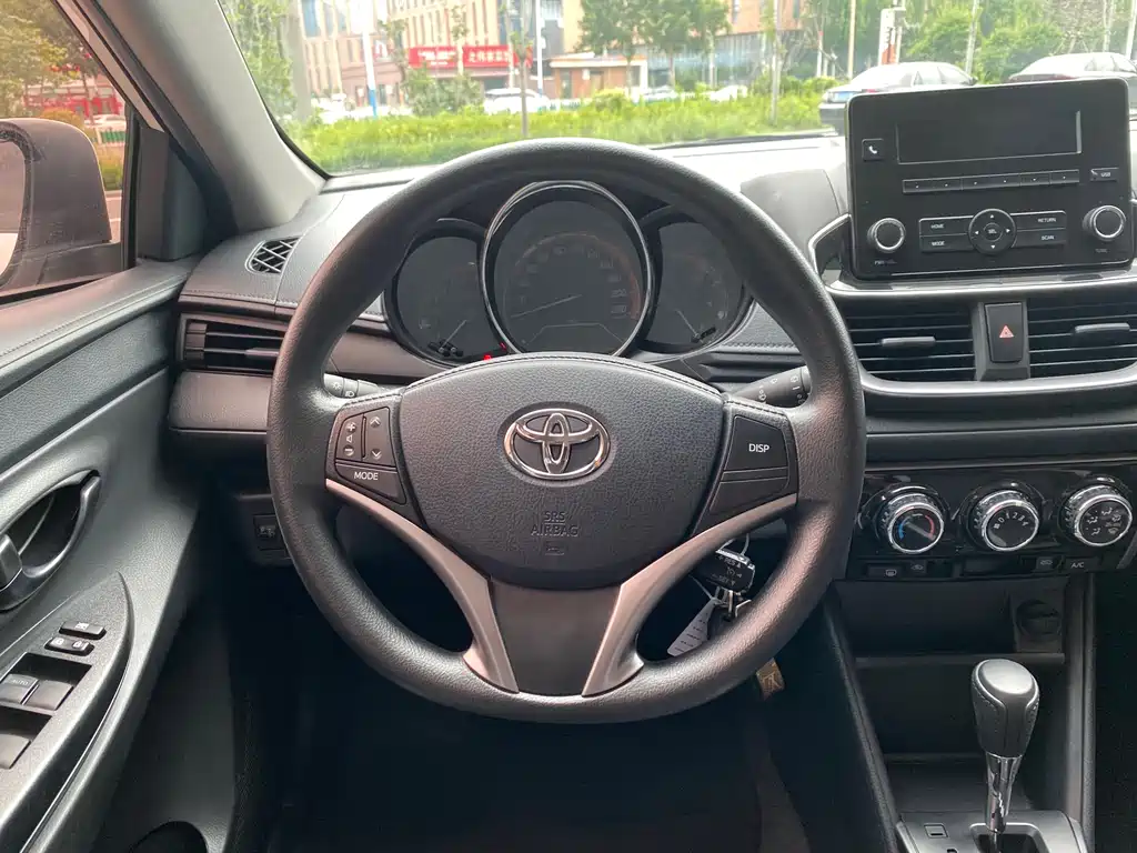 Toyota Yaris L — фото 14