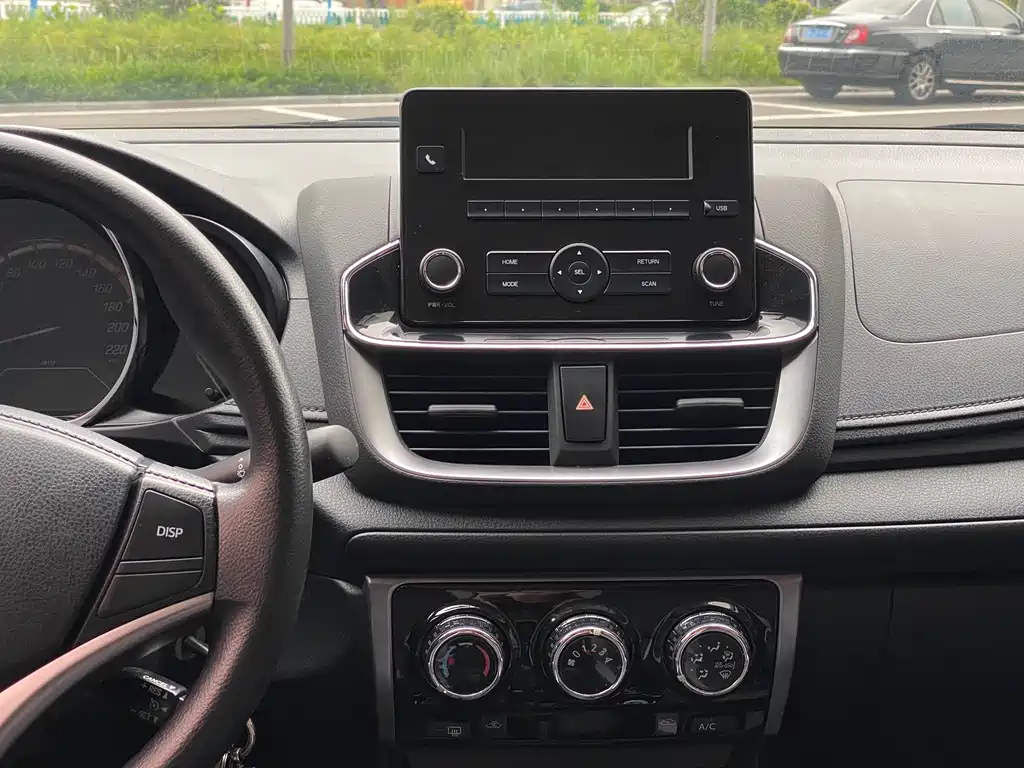 Toyota Yaris L — фото 15