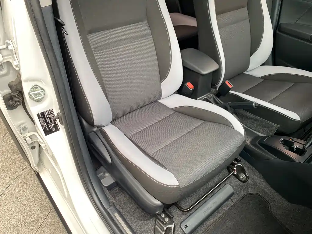 Toyota Yaris L — фото 17