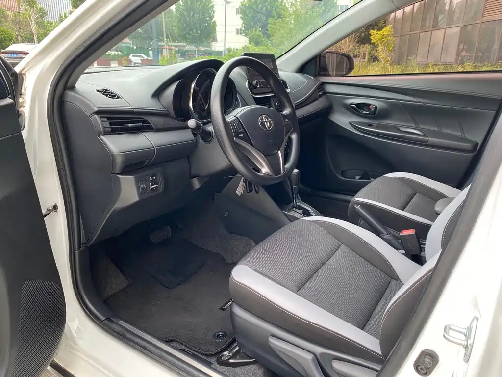 Toyota Yaris L — фото 4