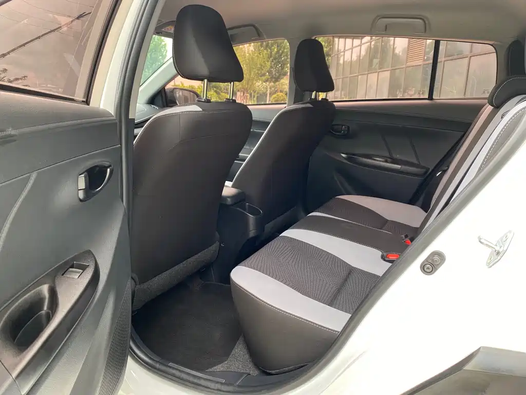 Toyota Yaris L — фото 6