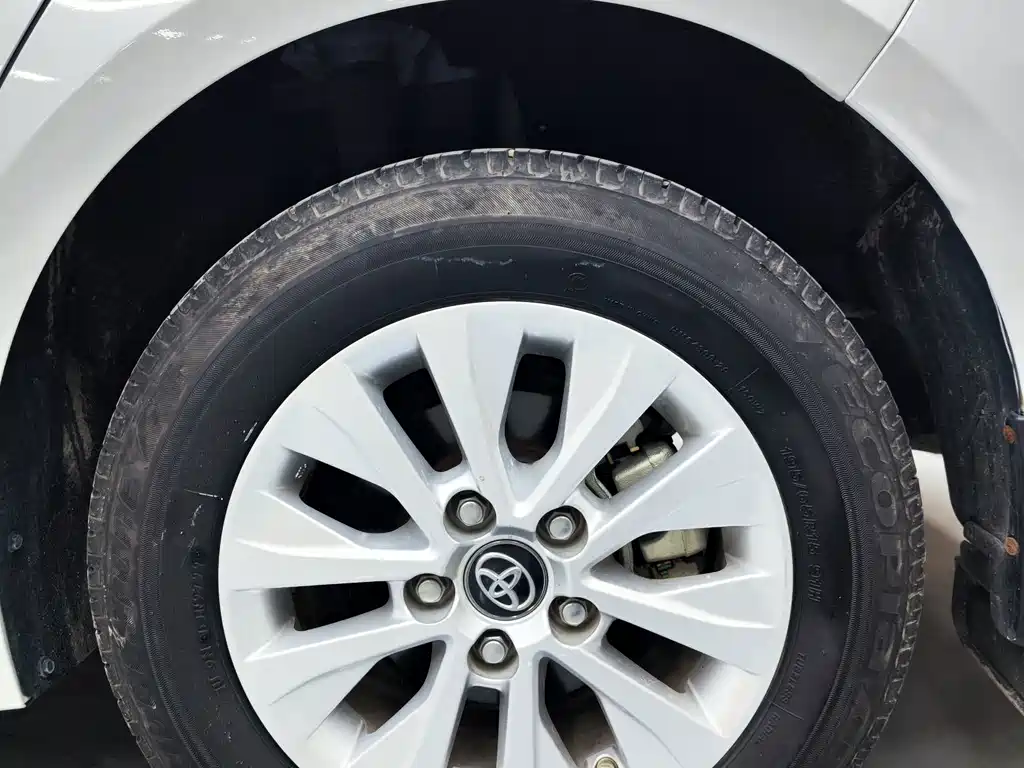 Toyota Corolla — фото 13