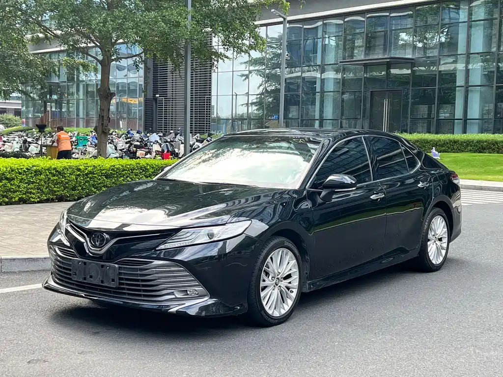 Toyota Camry — фото 2