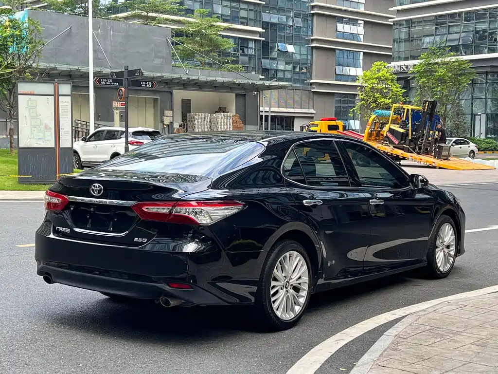 Toyota Camry — фото 11