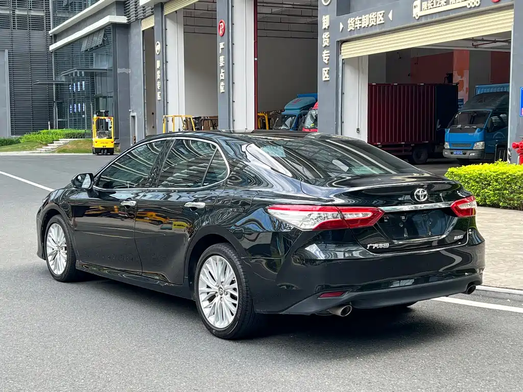Toyota Camry — фото 9