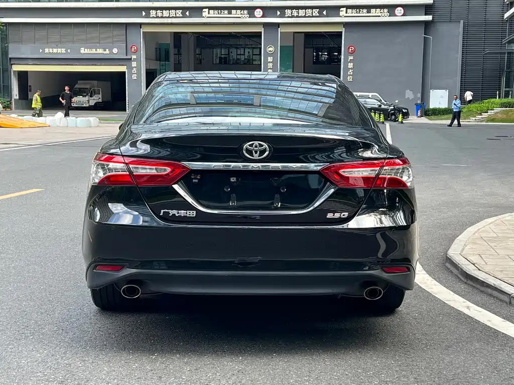 Toyota Camry — фото 10