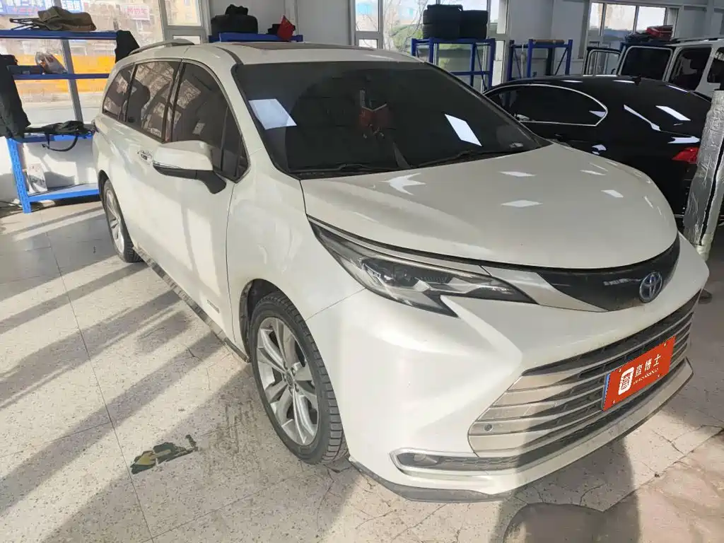Toyota Sienna — фото 2