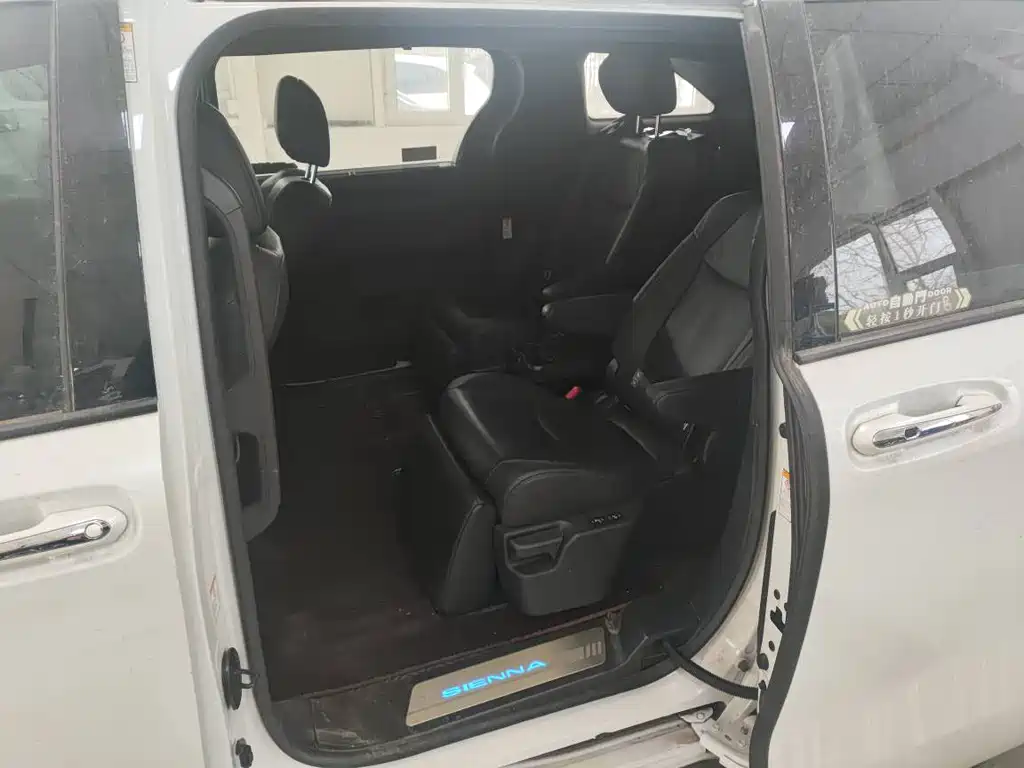 Toyota Sienna — фото 10
