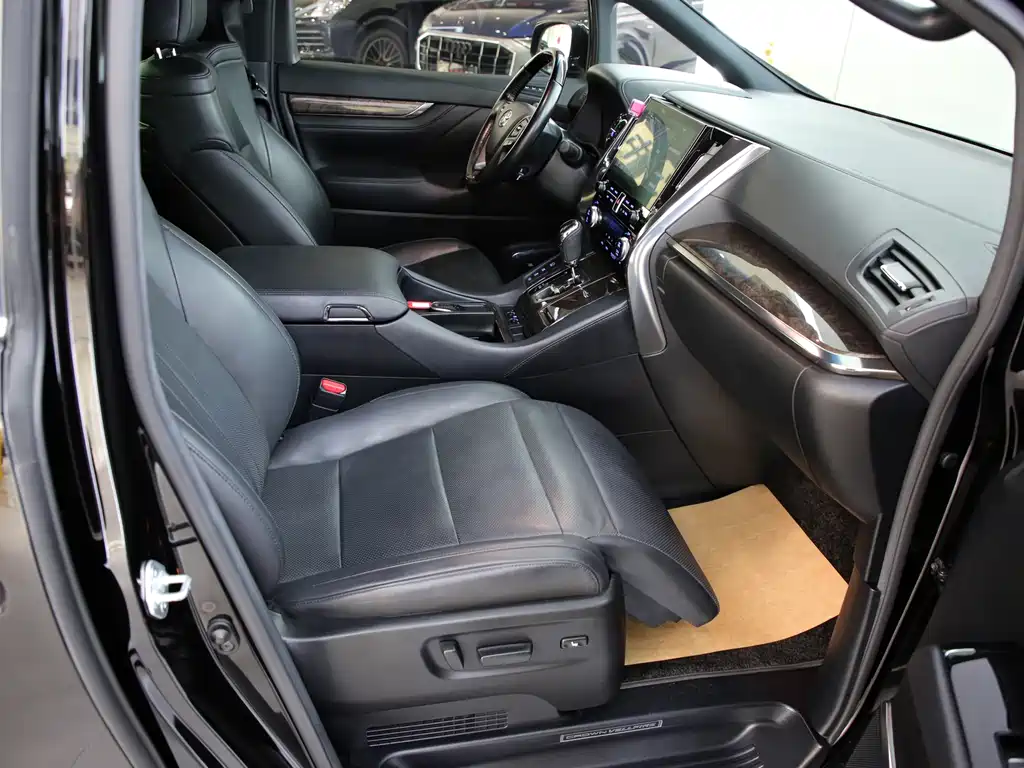 Toyota Vellfire — фото 8