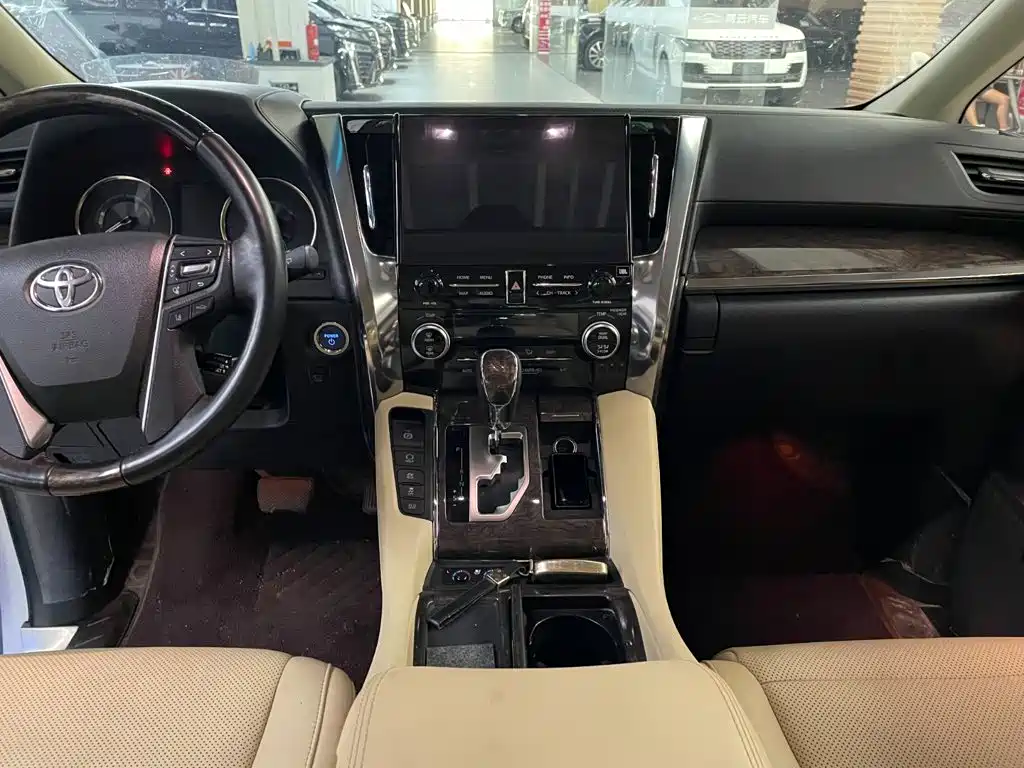 Toyota Alphard — фото 11