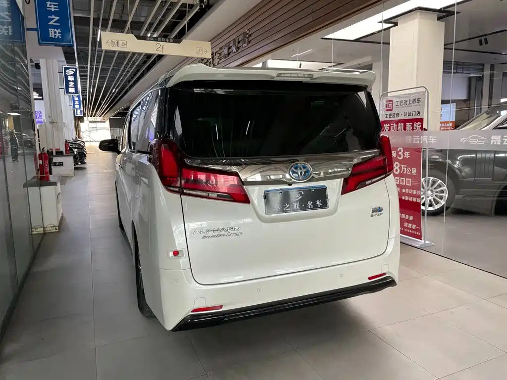 Toyota Alphard — фото 4
