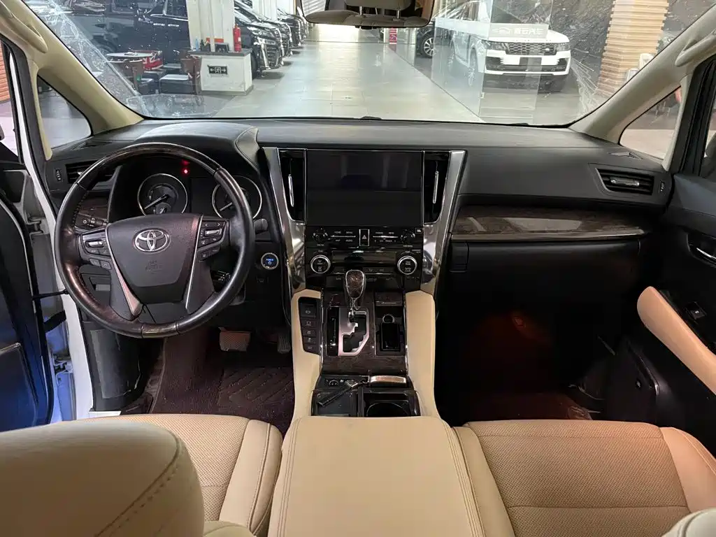 Toyota Alphard — фото 7