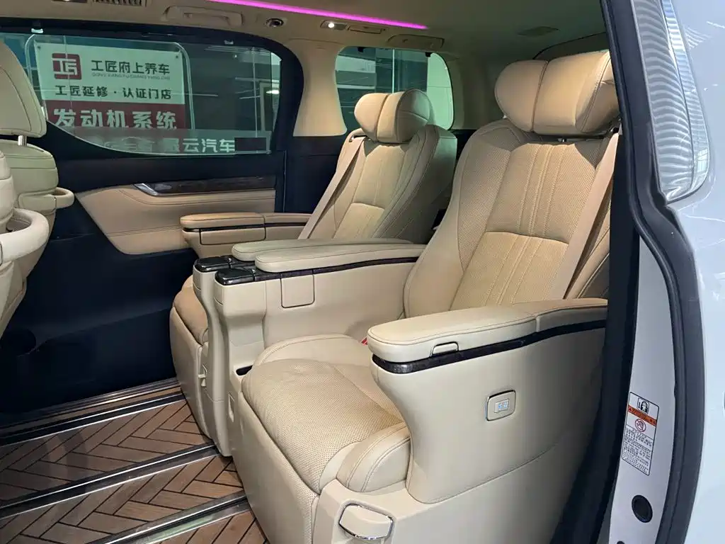 Toyota Alphard — фото 9