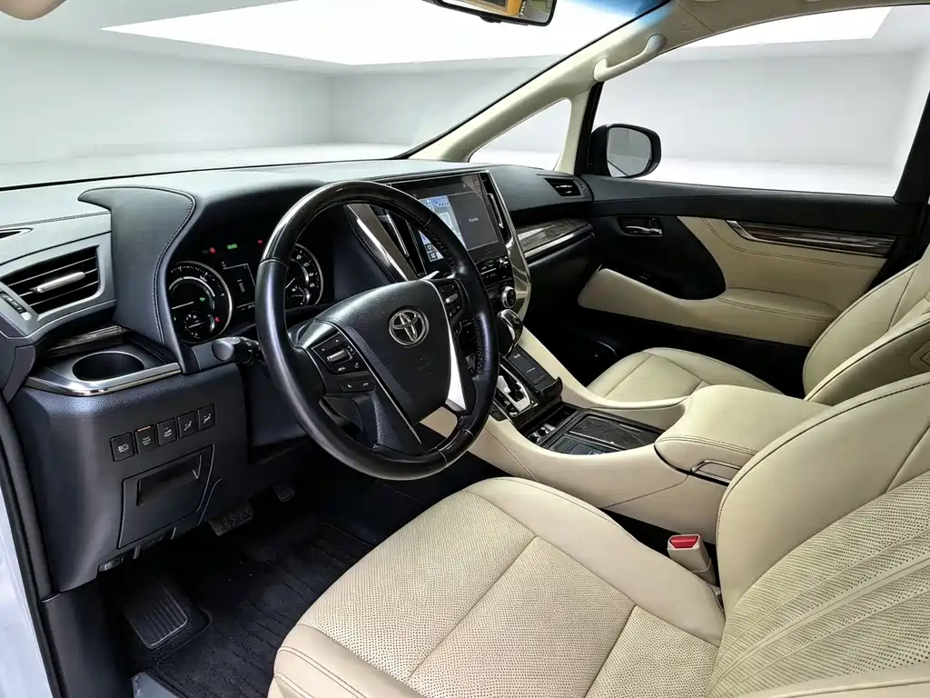 Toyota Alphard — фото 5