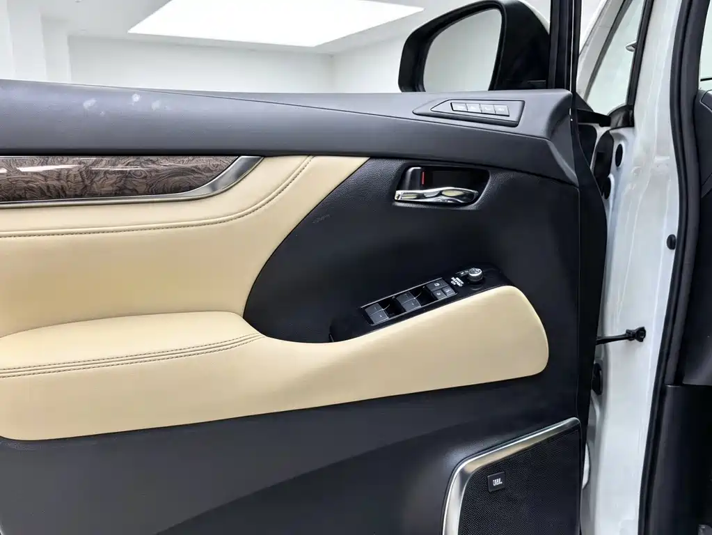 Toyota Alphard — фото 7