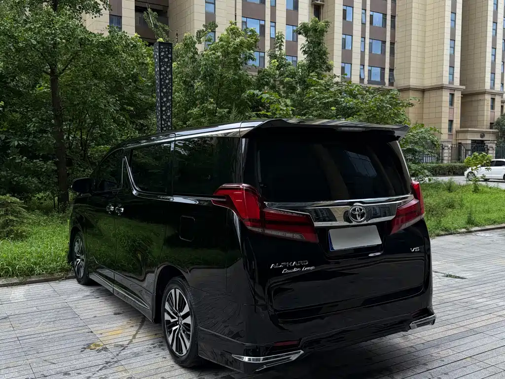 Toyota Alphard — фото 5