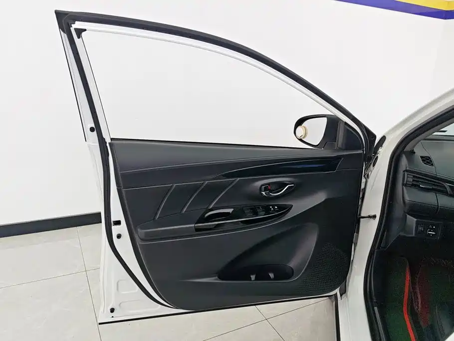 Toyota Yaris L — фото 7