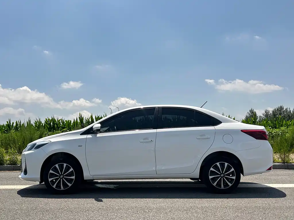 Toyota Vios — фото 4