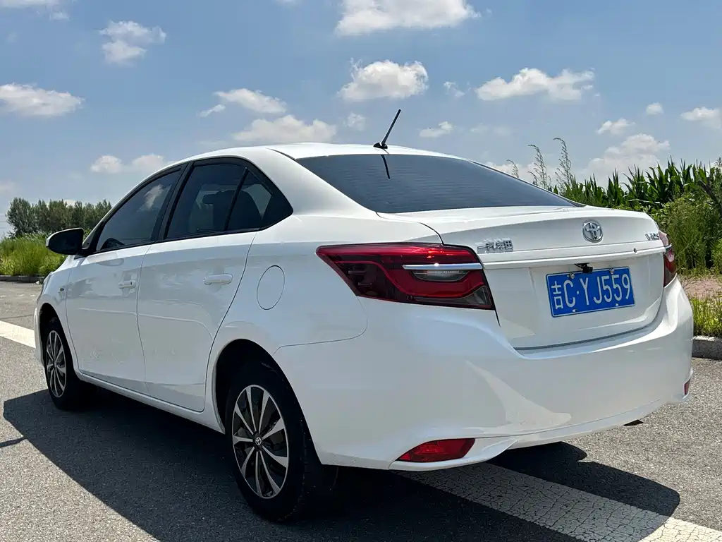 Toyota Vios — фото 5