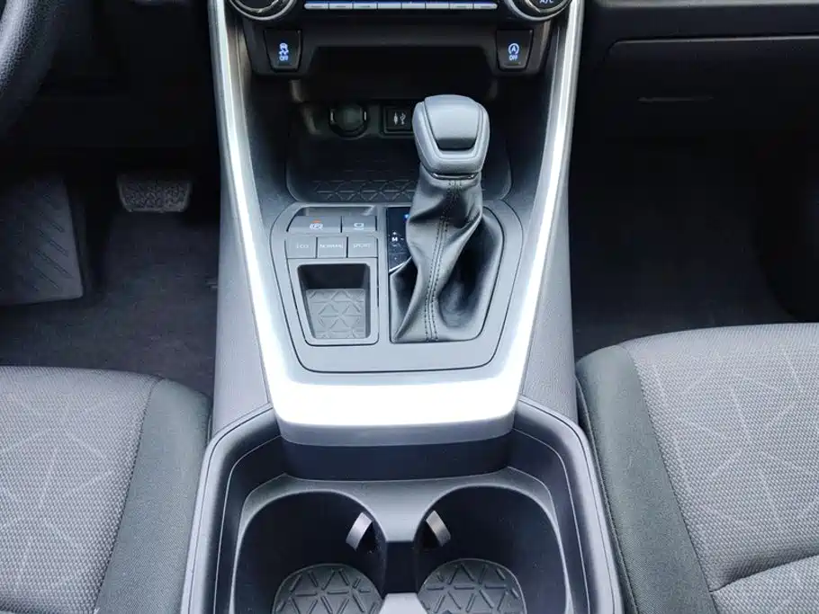 Toyota RAV4 — фото 16