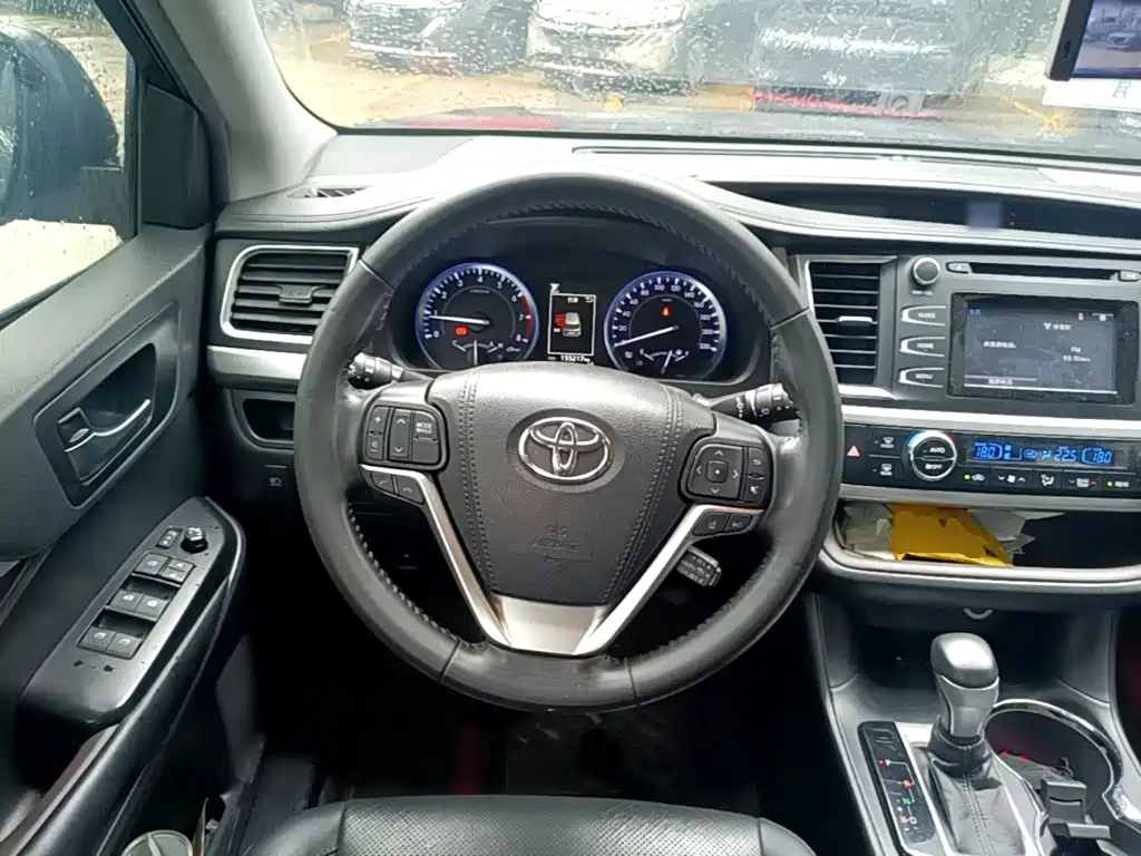 Toyota Highlander — фото 11