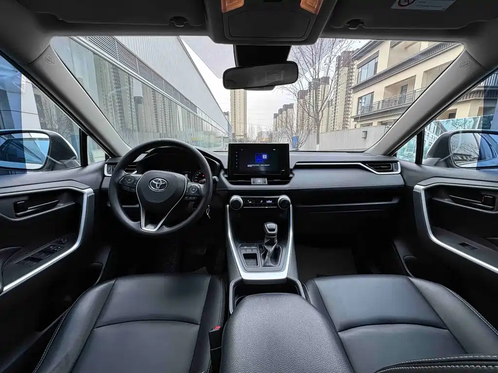 Toyota RAV4 — фото 6