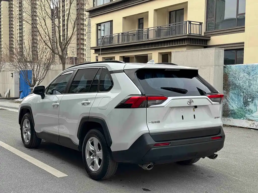 Toyota RAV4 — фото 7
