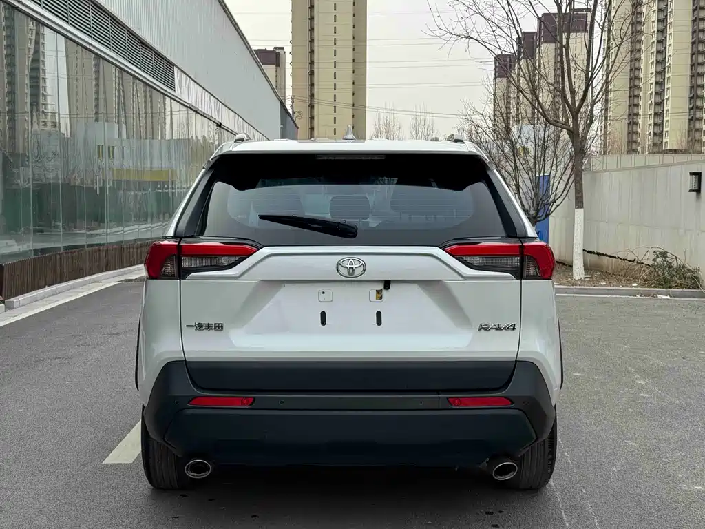 Toyota RAV4 — фото 8
