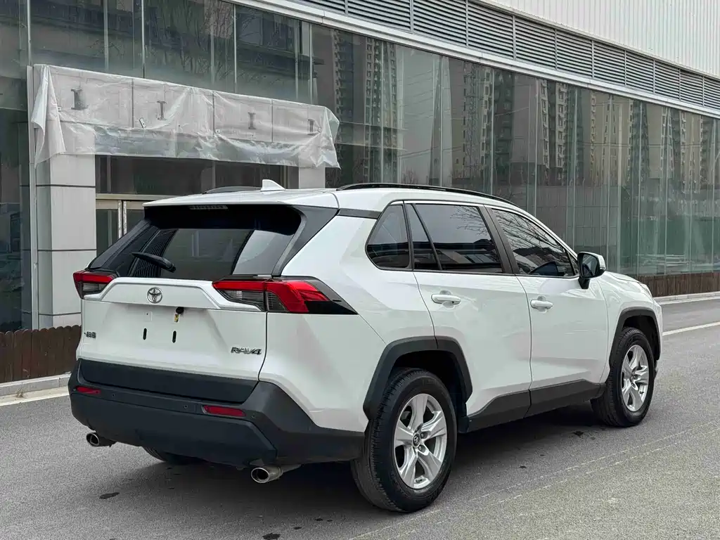 Toyota RAV4 — фото 9