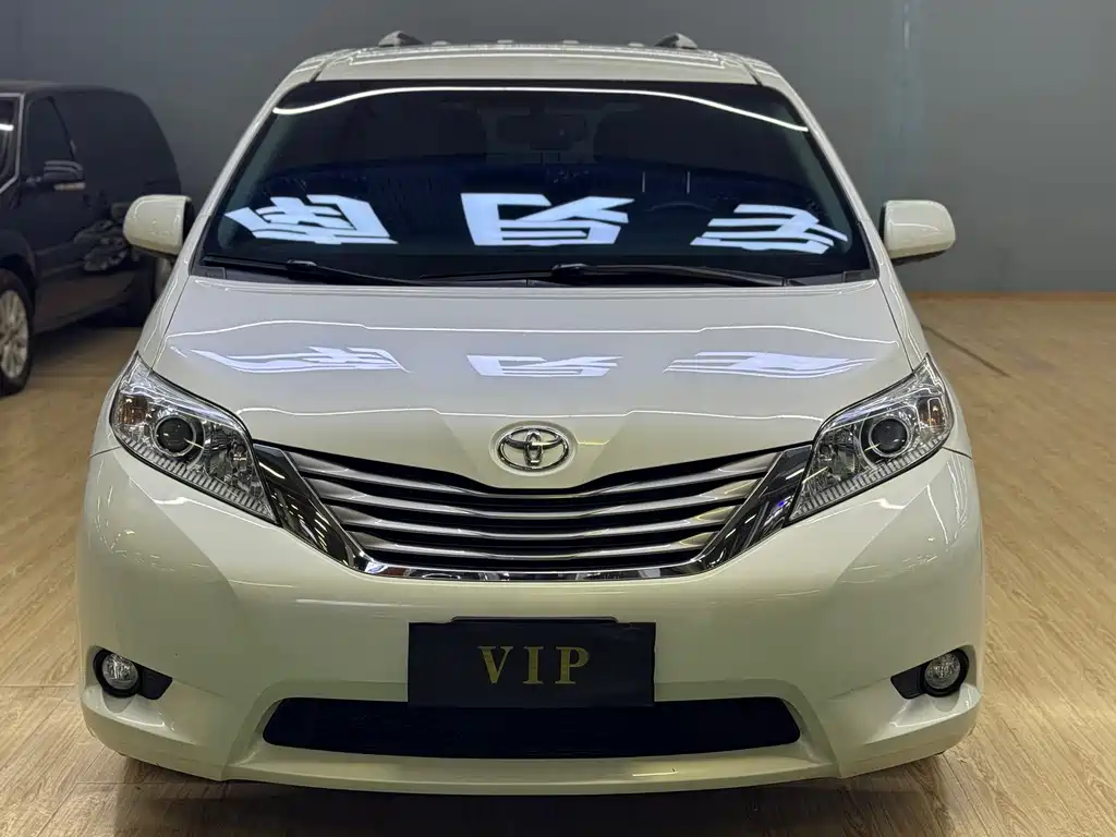 Toyota Sienna — фото 2