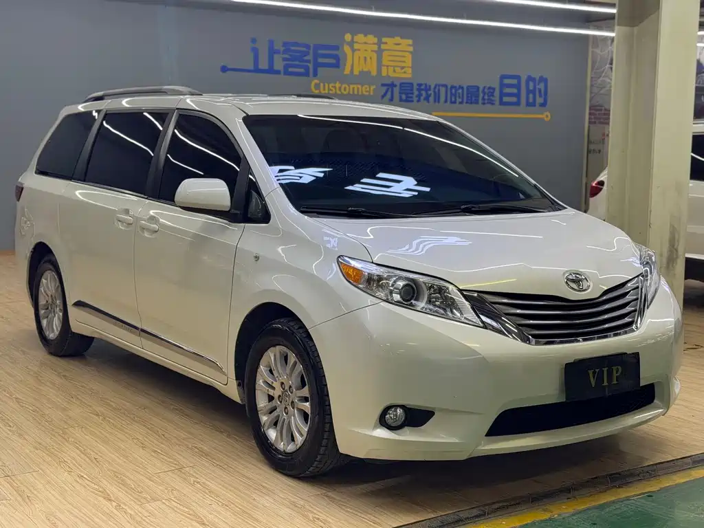 Toyota Sienna — фото 3