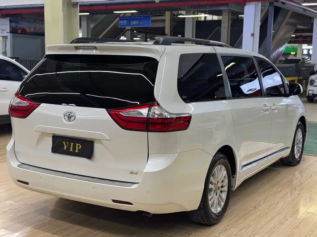 Toyota Sienna — фото 4