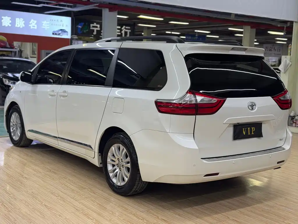 Toyota Sienna — фото 6