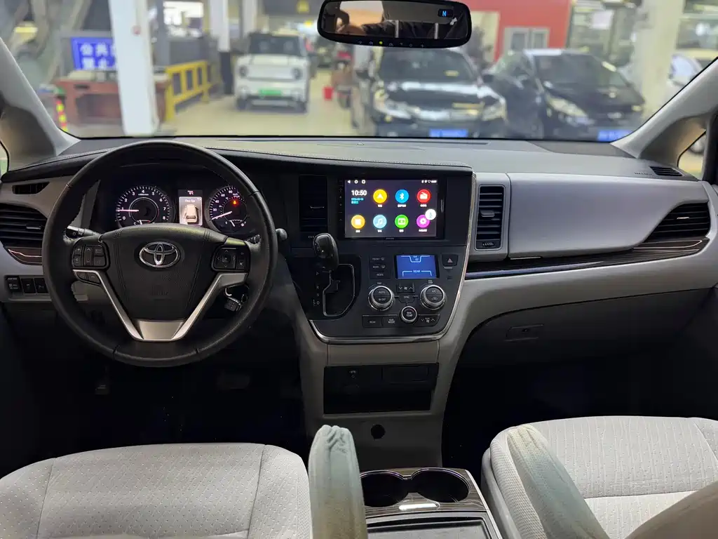 Toyota Sienna — фото 9