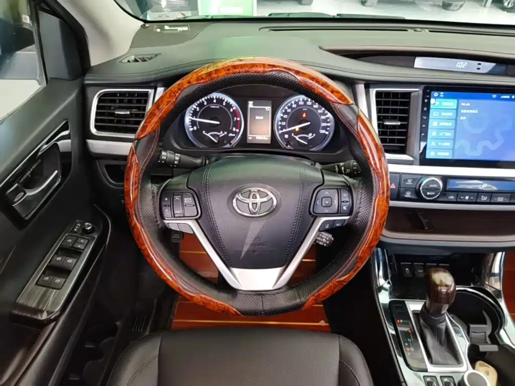 Toyota Highlander — фото 11