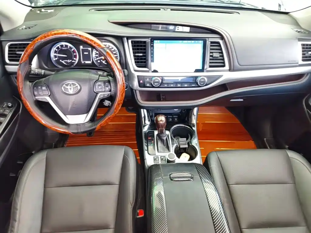 Toyota Highlander — фото 10