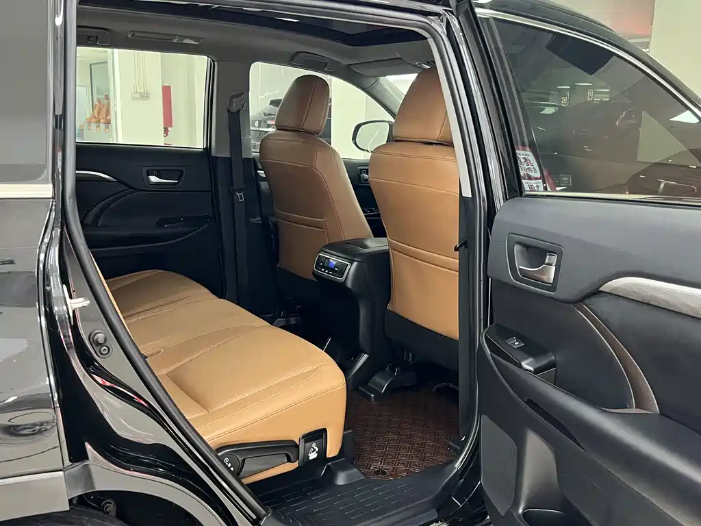 Toyota Highlander — фото 11