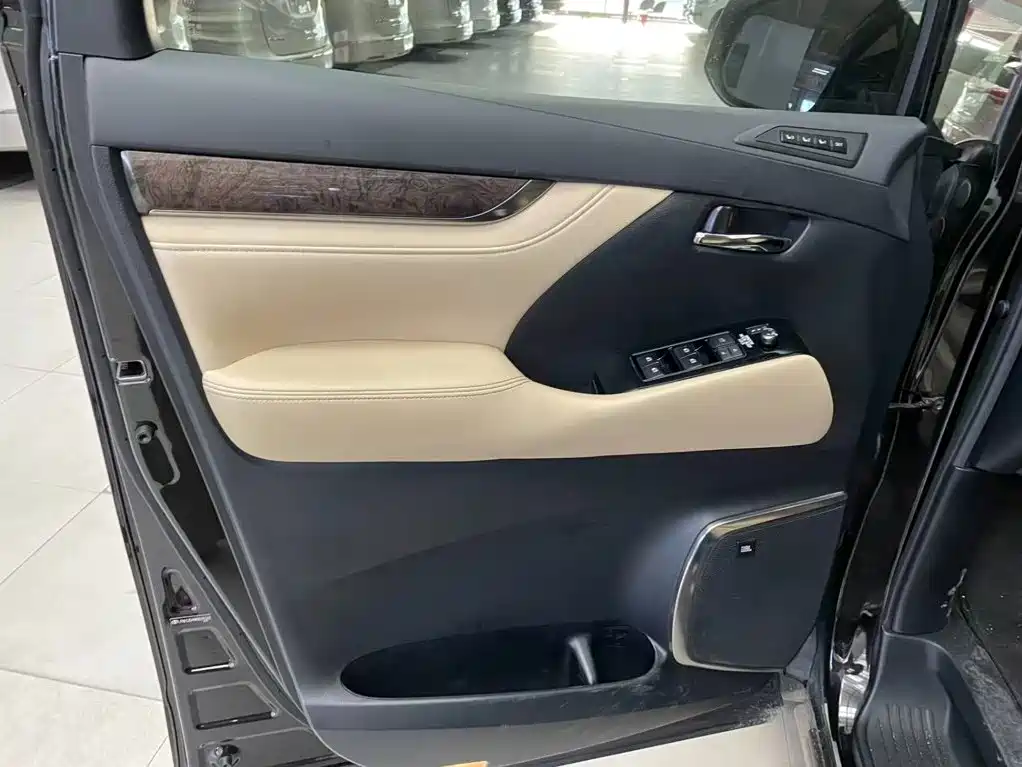 Toyota Vellfire — фото 12