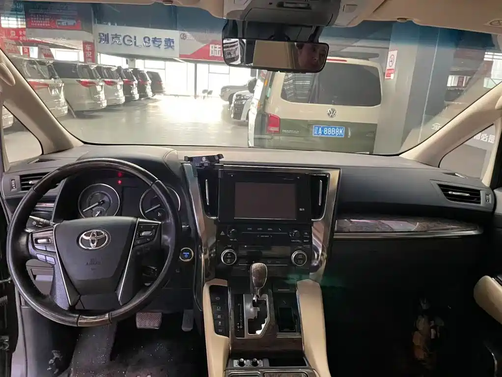 Toyota Vellfire — фото 7