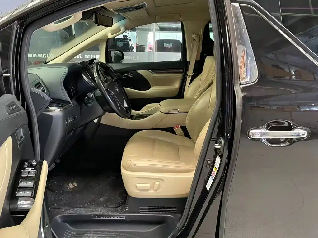 Toyota Vellfire — фото 8